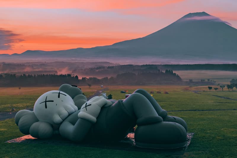 Herschel Supply 攜手 KAWS 打造《KAWS: HOLIDAY》日本站合作包款正式登場