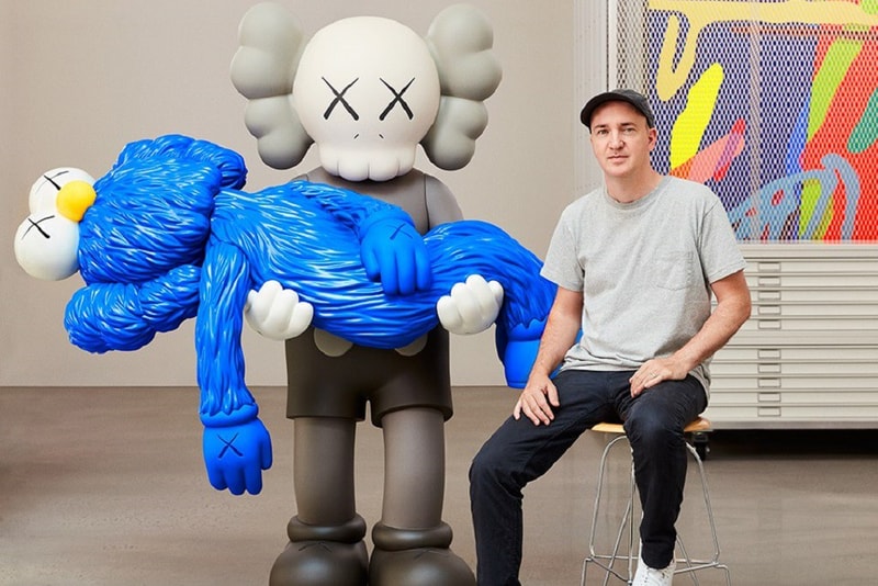 KAWS 為維多利亞國家美術館展覽披露全新搪膠模型