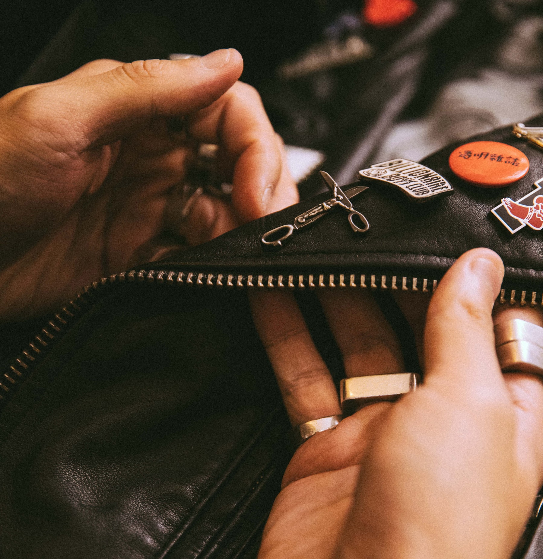 不只是玩物!行家對談 Pins 收藏和搭配|BUYER'S GUIDE