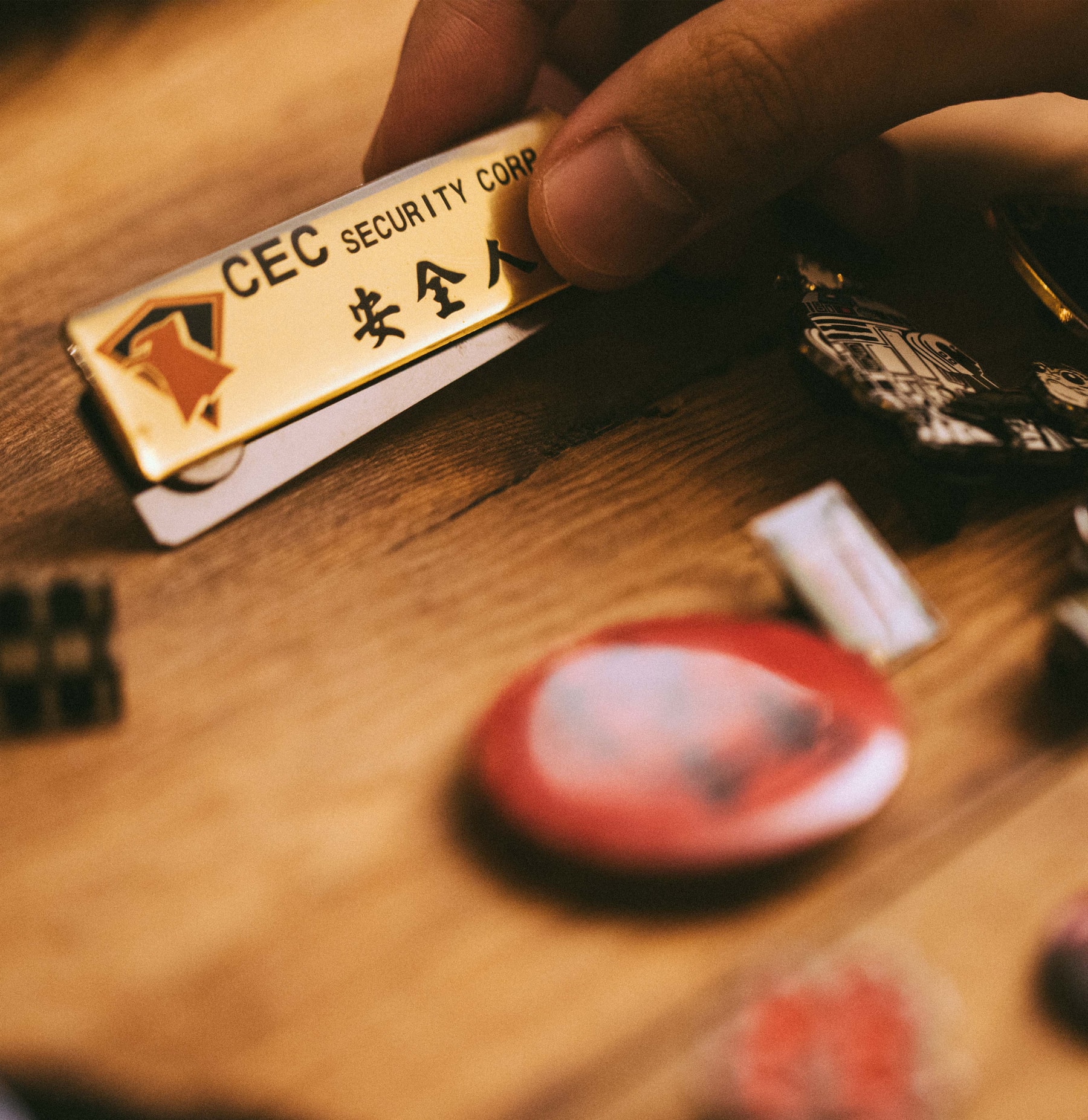 不只是玩物!行家對談 Pins 收藏和搭配|BUYER'S GUIDE