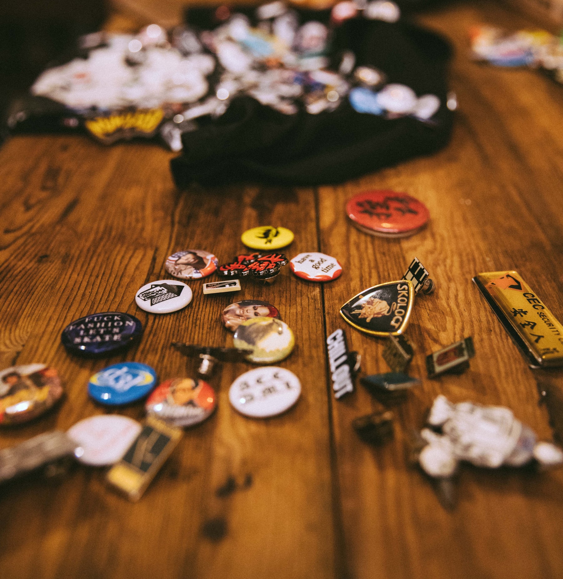 不只是玩物!行家對談 Pins 收藏和搭配|BUYER'S GUIDE