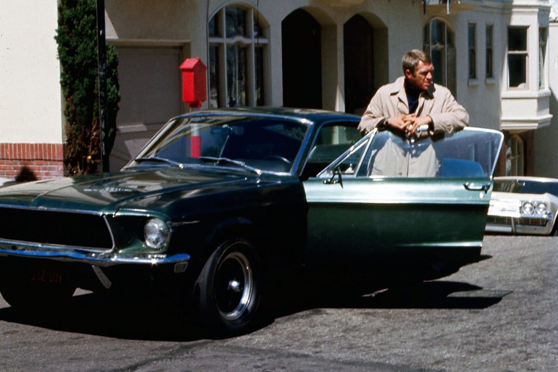 Steve McQueen 驾驶 1968 年 Ford Mustang <b class=