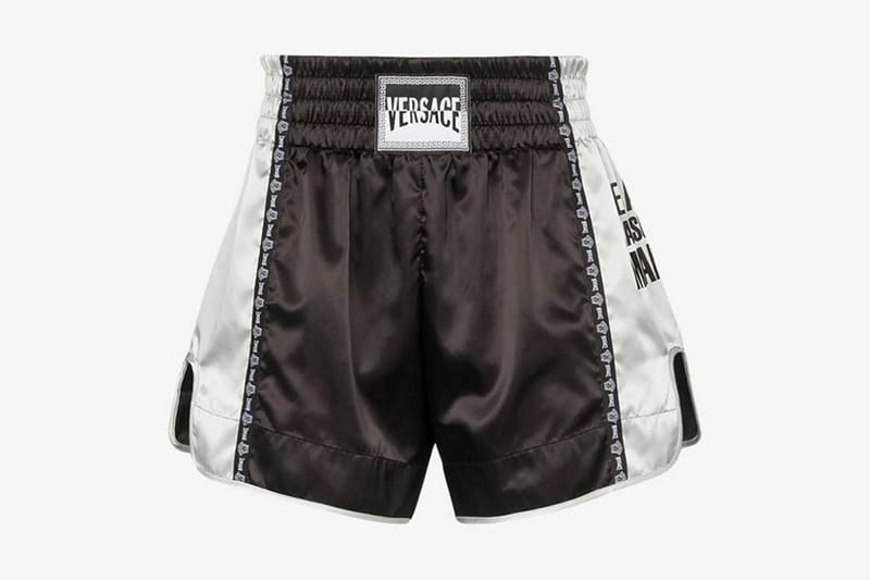 奢華運動風！Versace 推出全新緞面泰拳短褲