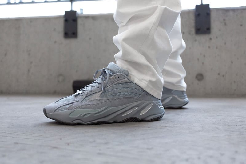 yeezy boost 700 b2