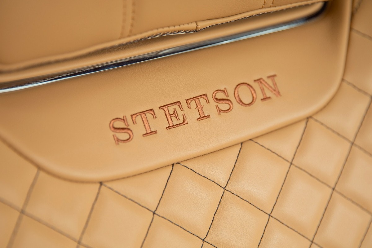 Bentley 攜手百年傳統帽款品牌 Stetson 打造別注 Bentayga 車款