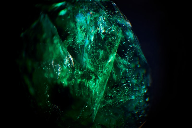 Gemfields 攜手設計大師 Dan Tobin Smith 呈獻多感官體驗藝術展