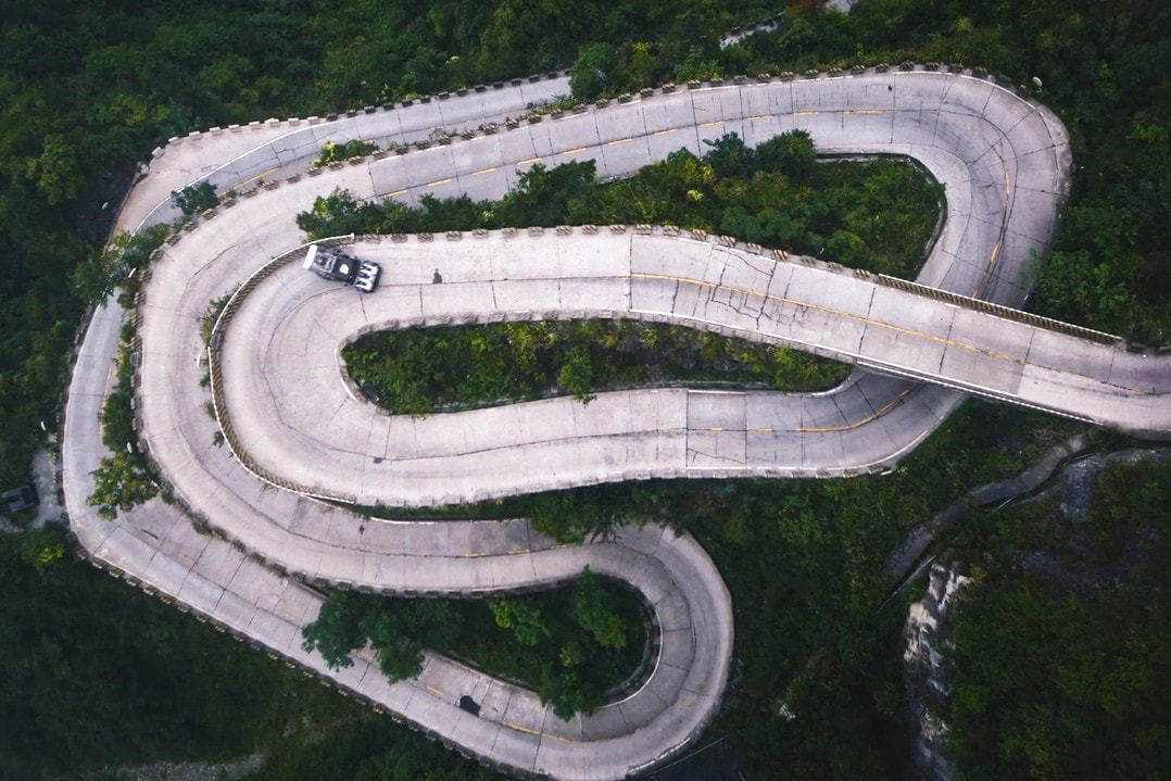 生死交錯 − 拉力賽車手 Ken Block 挑戰中國天門山 99 彎盤山公路