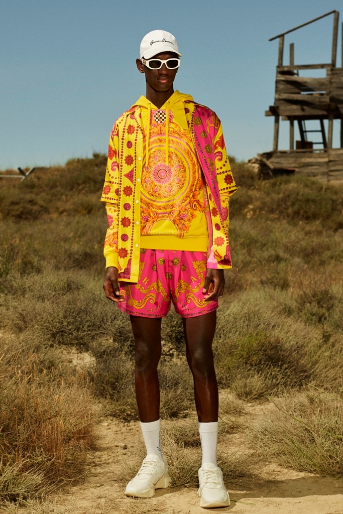 奢華運動鞋造型演繹!Versace 全新 2020 早春系列