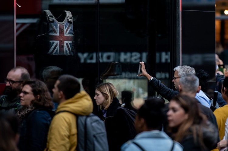 關懷社會 - Banksy 推出全新作品「公園椅雪橇」