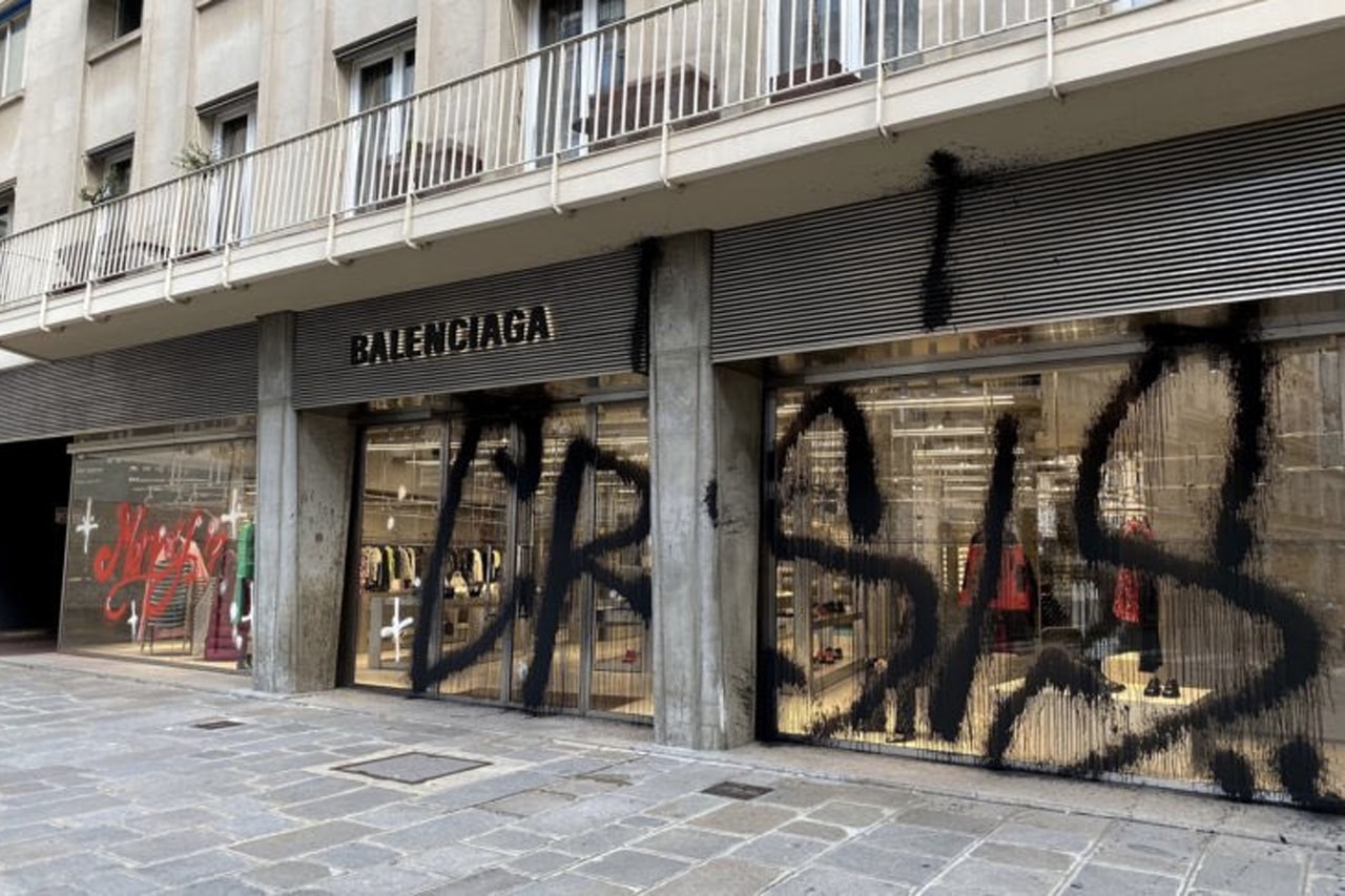 街頭塗鴉藝術家 Kidult 於聖誕節成功「突襲」BALENCIAGA 巴黎店舖