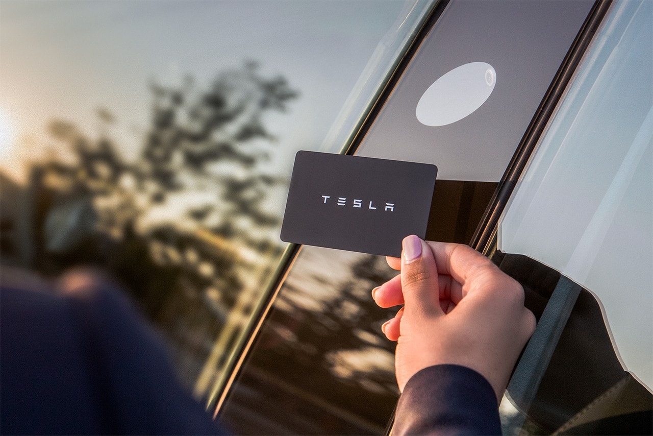終極用戶 − 美國一名男子將 Tesla 車鑰匙晶片植入手中