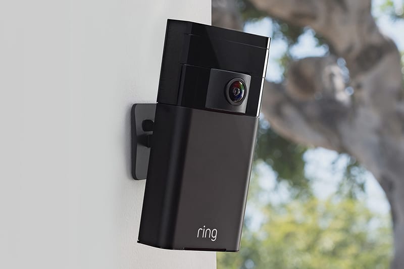 恐怖監視 - Amazon Ring™ 視訊保全系統遭到駭客入侵