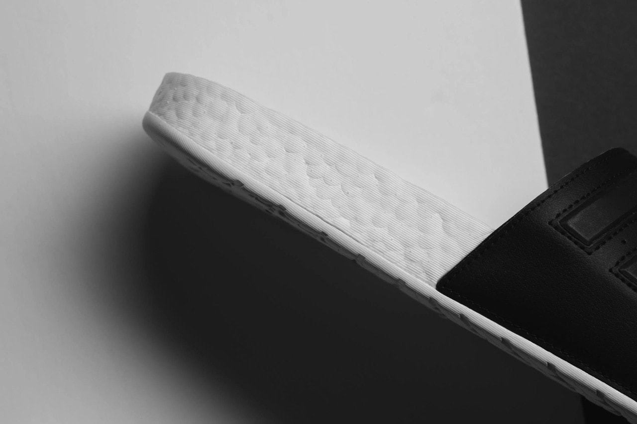 adidas 將 BOOST 技術移植到經典 adilette 拖鞋上