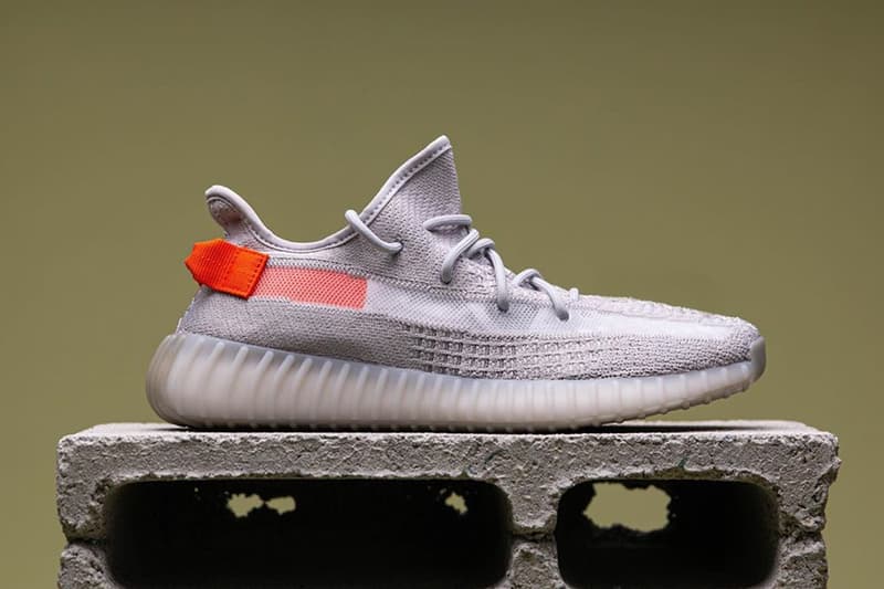 率先近賞 YEEZY BOOST 350 V2「Tail Light」配色實鞋圖輯