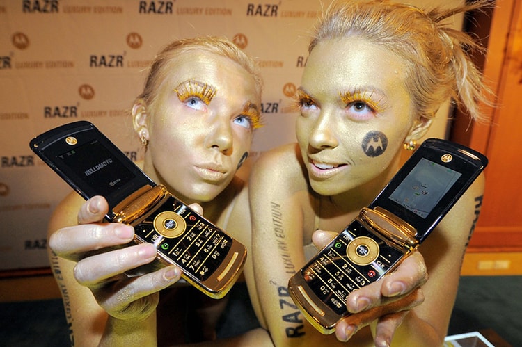 Motorola 全新 RAZR 摺疊式智能手機或將推出黃金配色版本