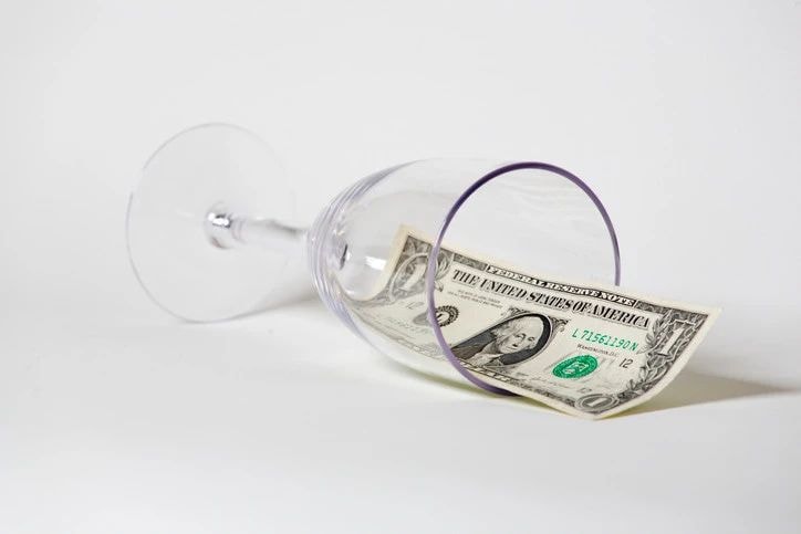 線上零售商如何在價值 $450 億美元的「醉酒購物」產業中分一杯羹?