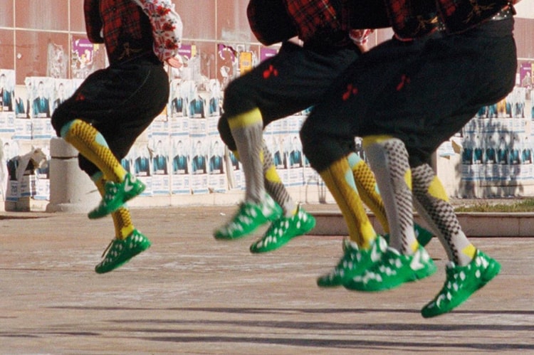 本日嚴選 10 款亮色鞋履入手推介