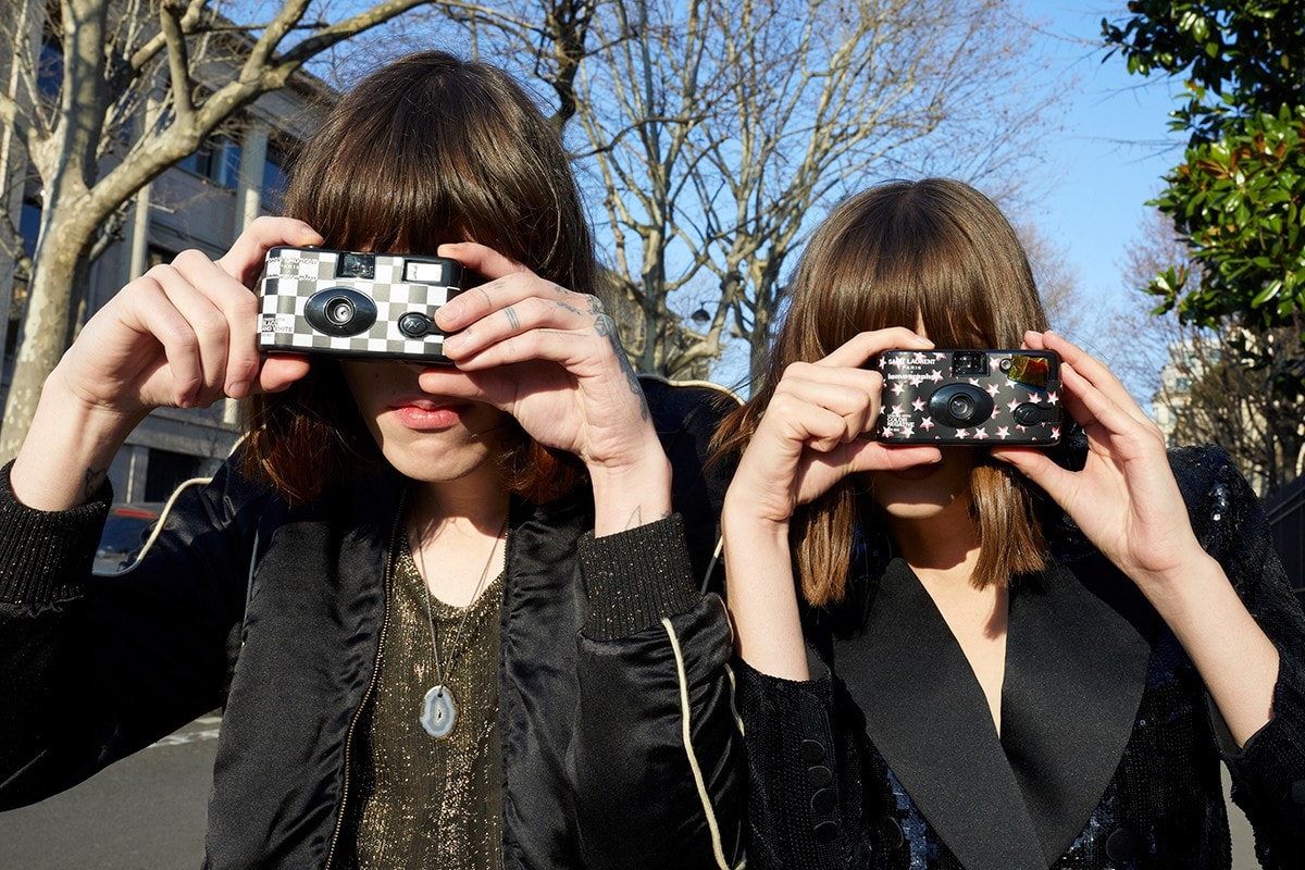 從 Saint Laurent 推出合作款膠卷相機，討論奢侈品牌是否踏入聯名潮