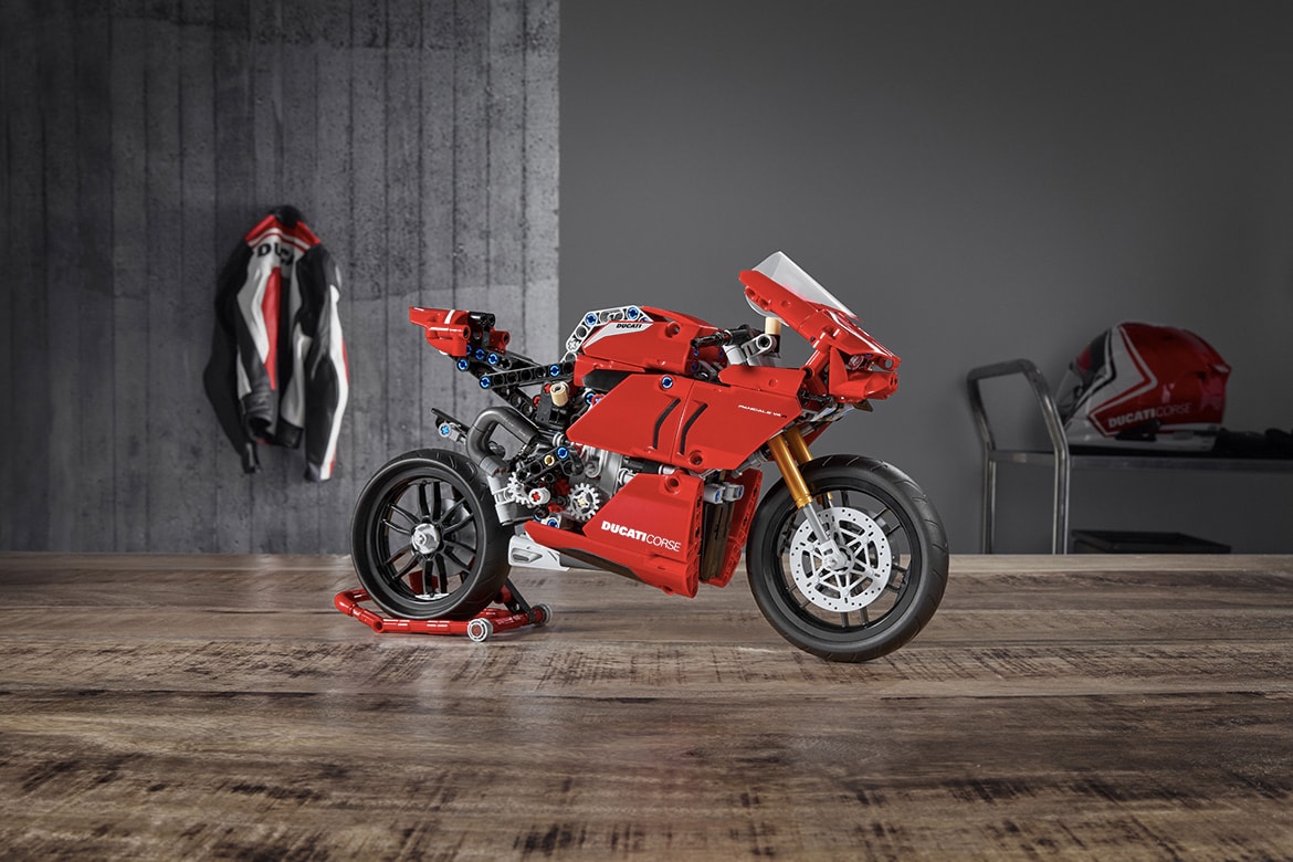 LEGO Technic™ 打造 Ducati Panigale V4 R 積木模型