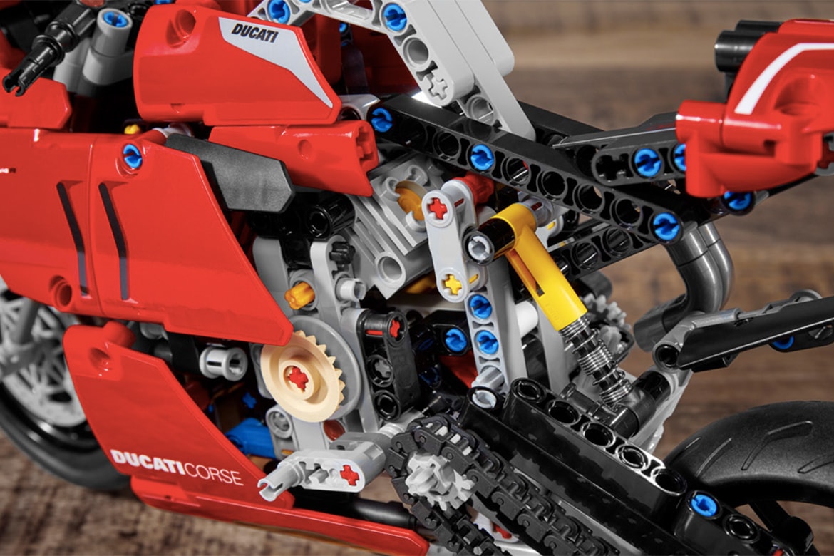 LEGO Technic™ 打造 Ducati Panigale V4 R 積木模型