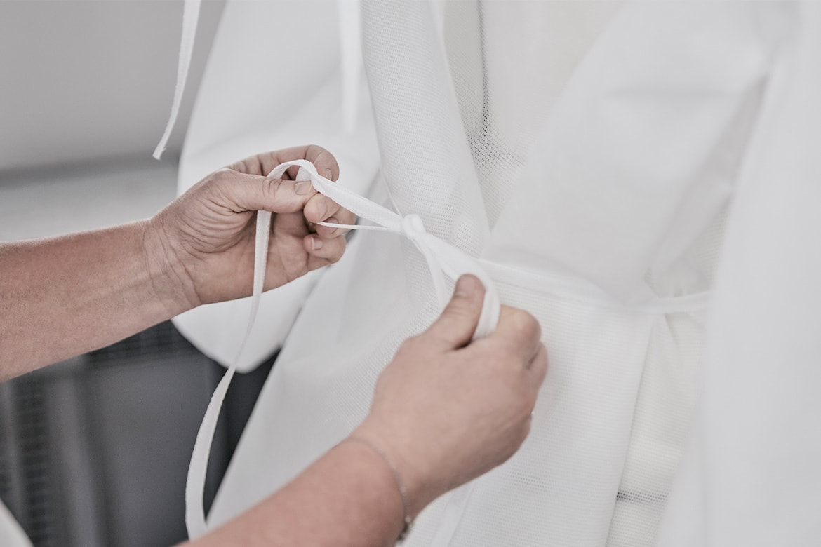 Louis Vuitton 巴黎服裝工坊動員製作防護衣