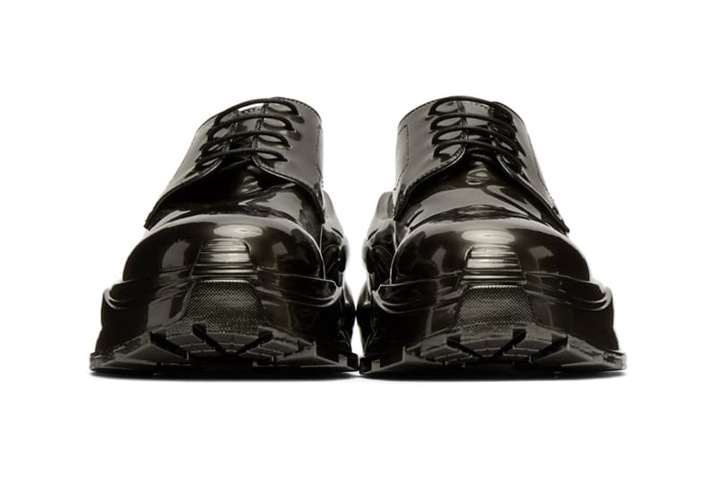 Maison Margiela 推出全新 Cross Derby Glossy Gunmetal 別注鞋款