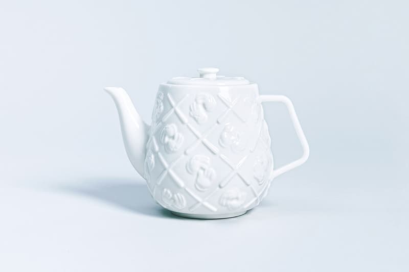 AllRightsReserved 再度攜手友好 KAWS 推出全新 "XX" 陶瓷茶壺