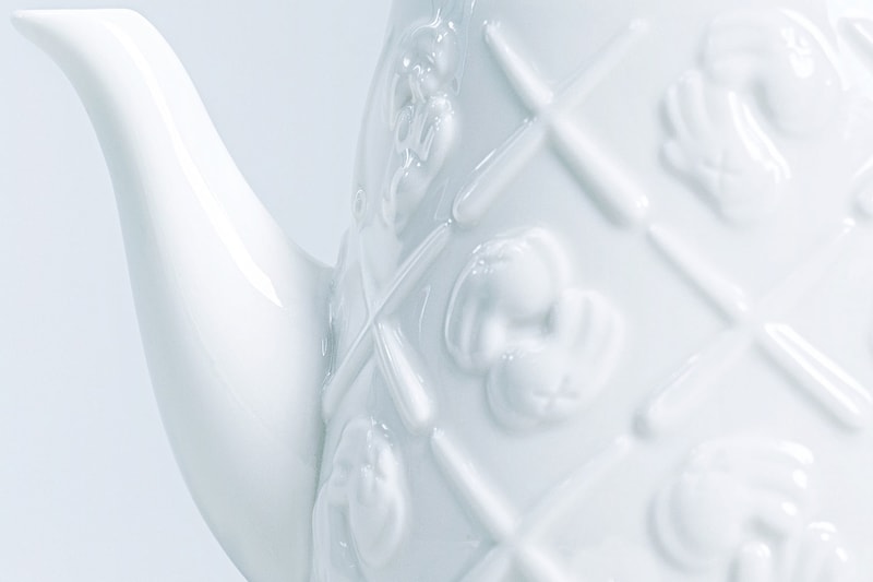 AllRightsReserved 再度攜手友好 KAWS 推出全新 "XX" 陶瓷茶壺