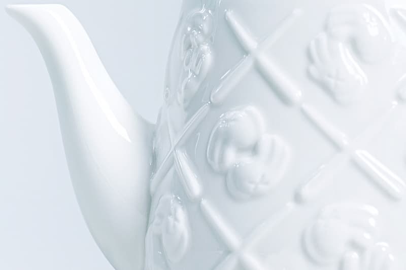 AllRightsReserved 再度攜手友好 KAWS 推出全新 "XX" 陶瓷茶壺