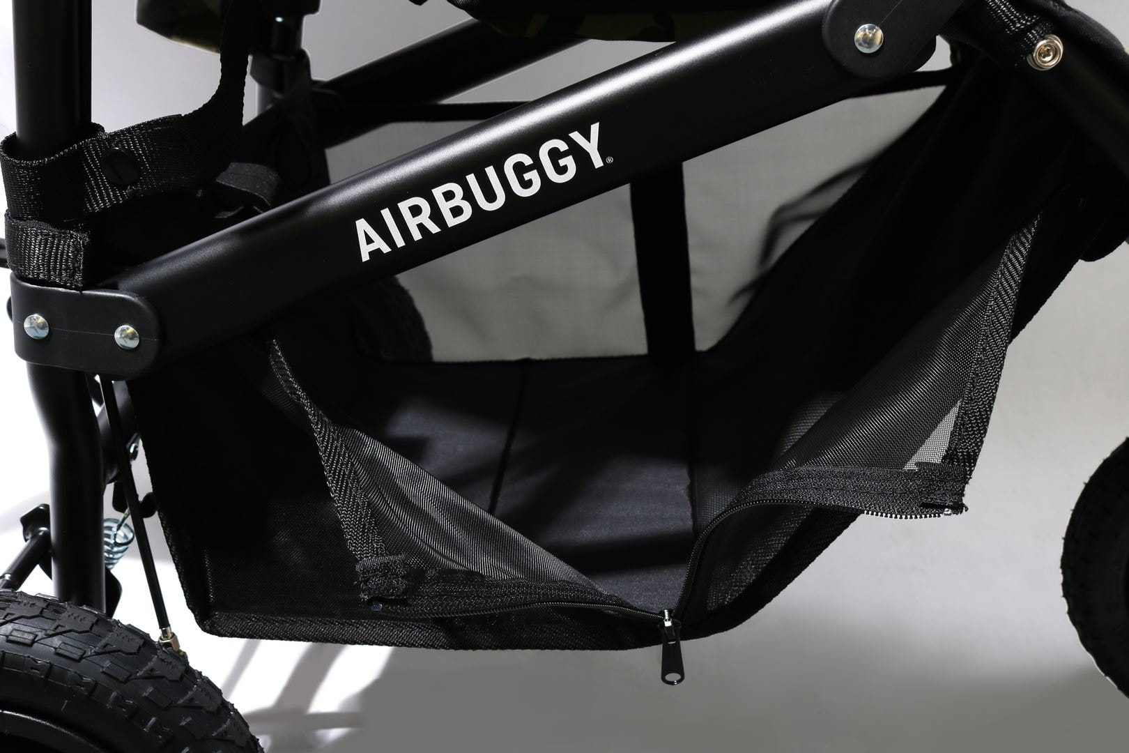 A BATHING APE® x AirBuggy 全新聯乘嬰兒推車發佈