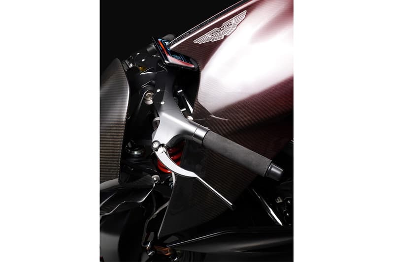 Aston Martin 攜手 Brough Superior 打造限定 100 輛全新電單車 AMB 001