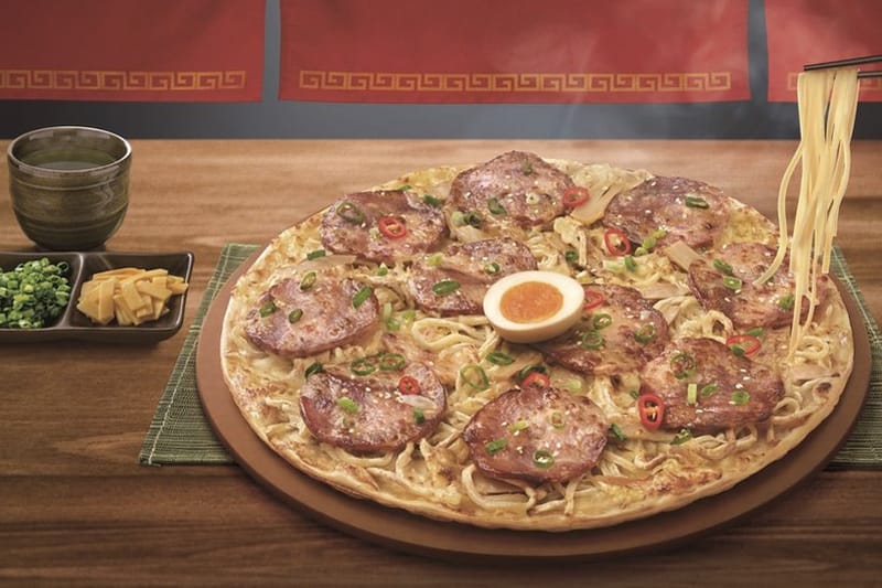 Pizza Hut 攜手「麵屋武藏」打造最新聯名「一口入魂拉麵」披薩