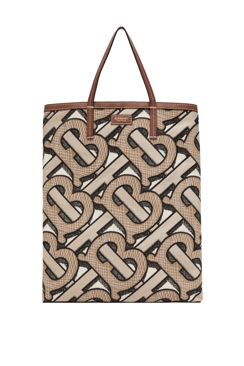 Burberry 推出全新 TB Summer Monogram 及 B Surf 滑浪系列