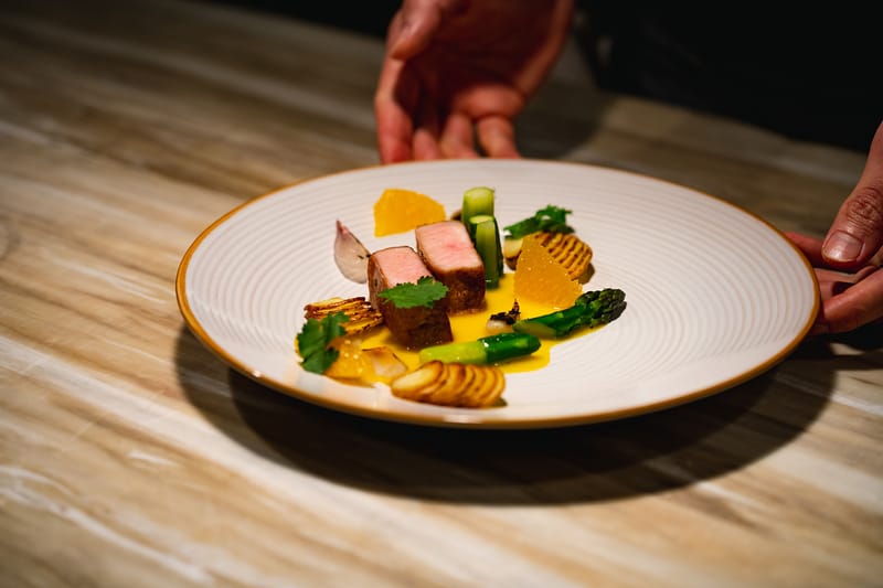 Cobo House 總廚 Ray Choi 教授如何製作慢煮豬排 | HYPEBEAST Eats