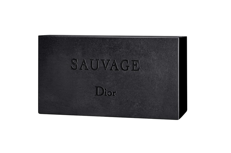 Dior Sauvage 推出全新黑木炭香薰皂