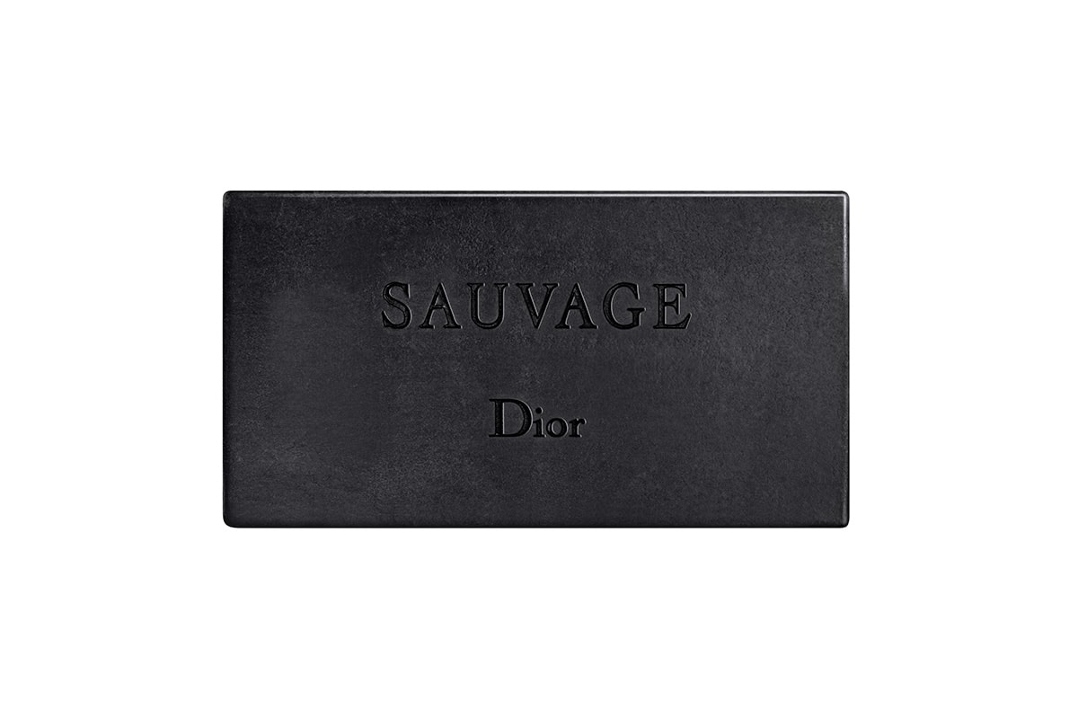 Dior Sauvage 推出全新黑木炭香薰皂