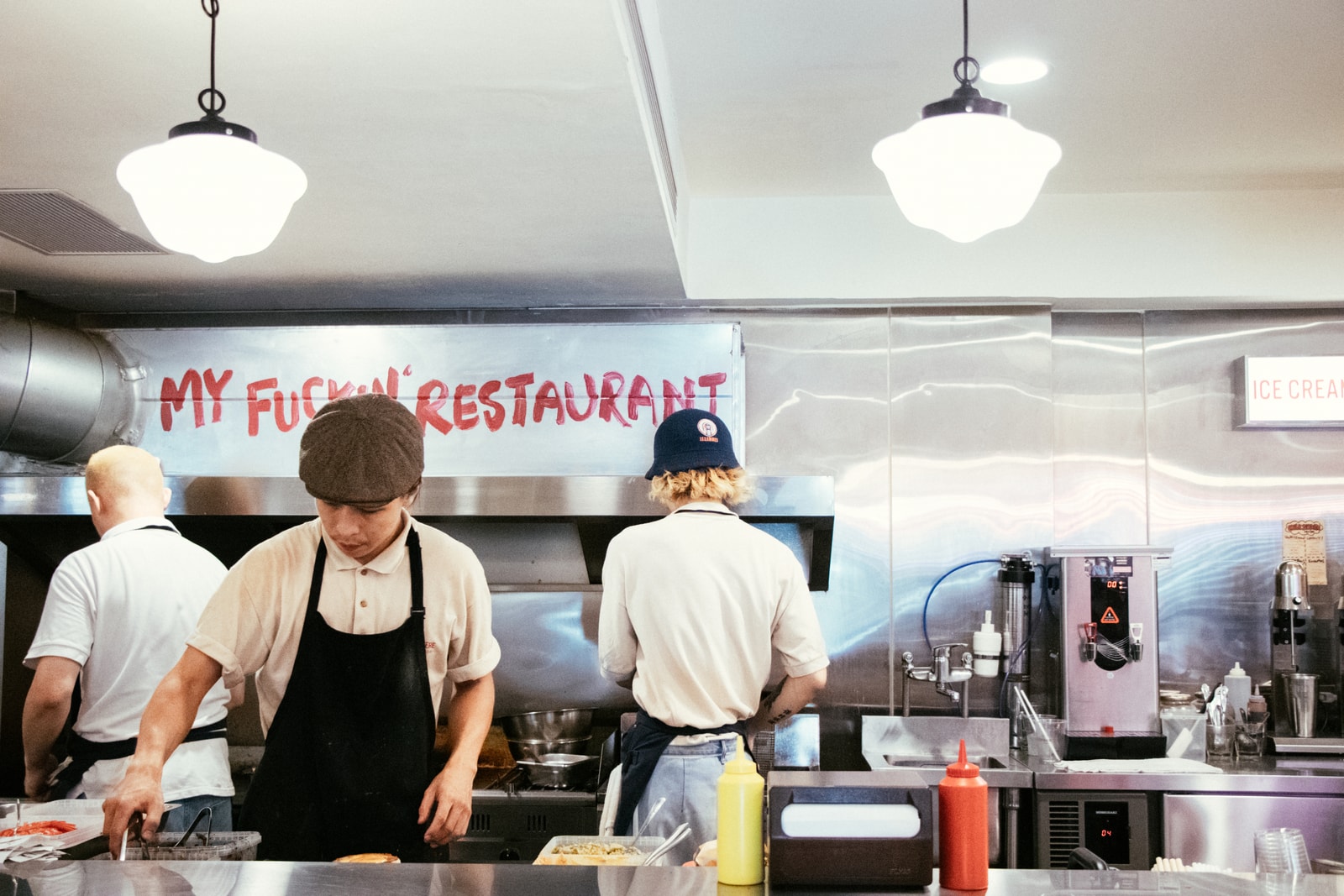 在「灶腳」開的演唱會:《Cook the Vibe 顏社煮場秀》|HYPEBEAST Eats