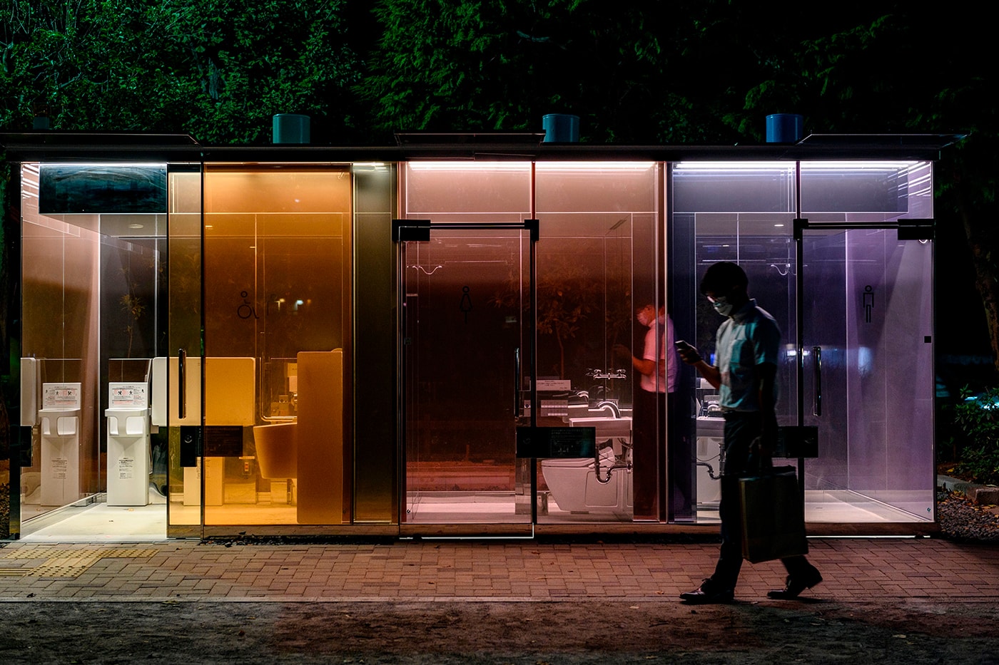 日本知名建築師坂茂於東京涉谷區打造別注「透明公共廁所」
