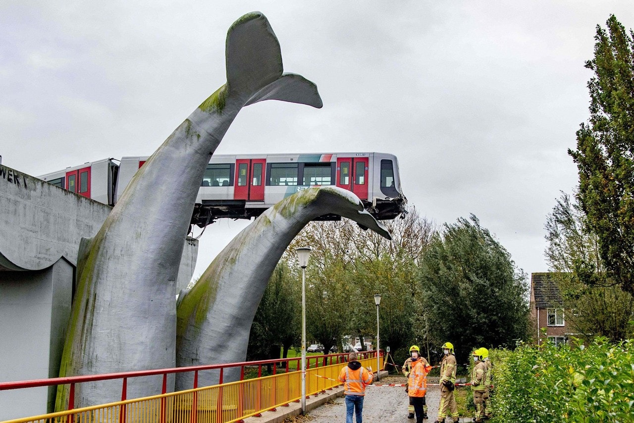 荷蘭大型鯨魚雕塑作品意外拯救脫軌事故火車
