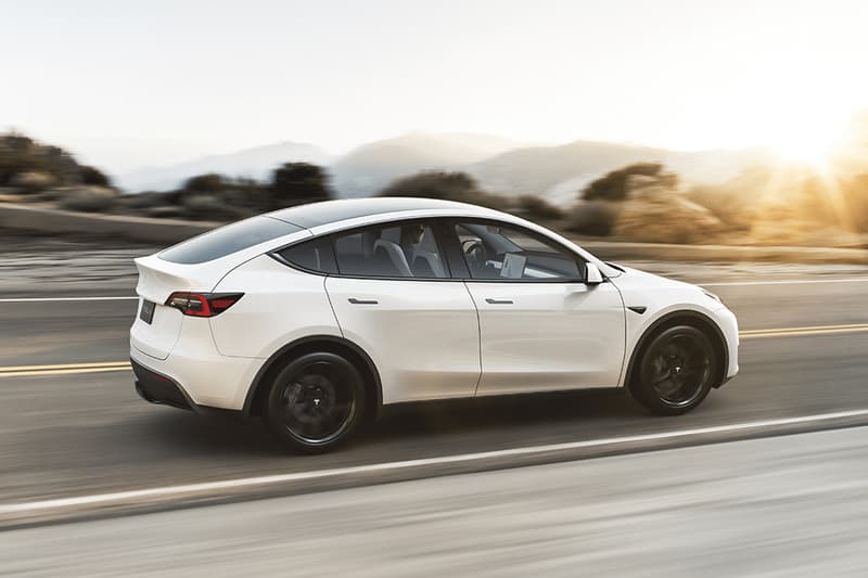 重大瑕疵 − 加州車主駕駛 Tesla Model Y 途中「車頂」突發脫落