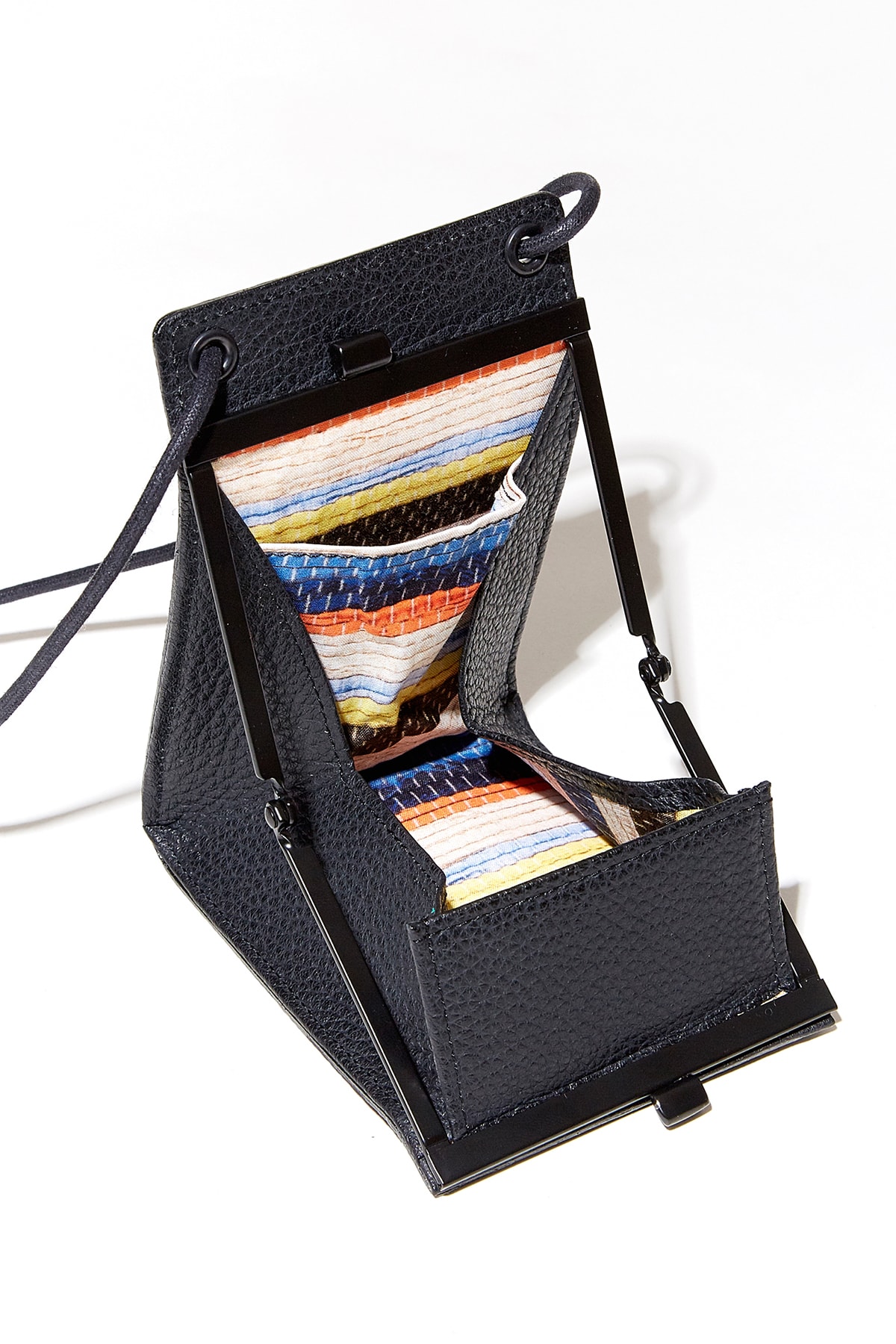 KUON 攜手日本配件品牌 yorozu 打造首款背掛式錢包