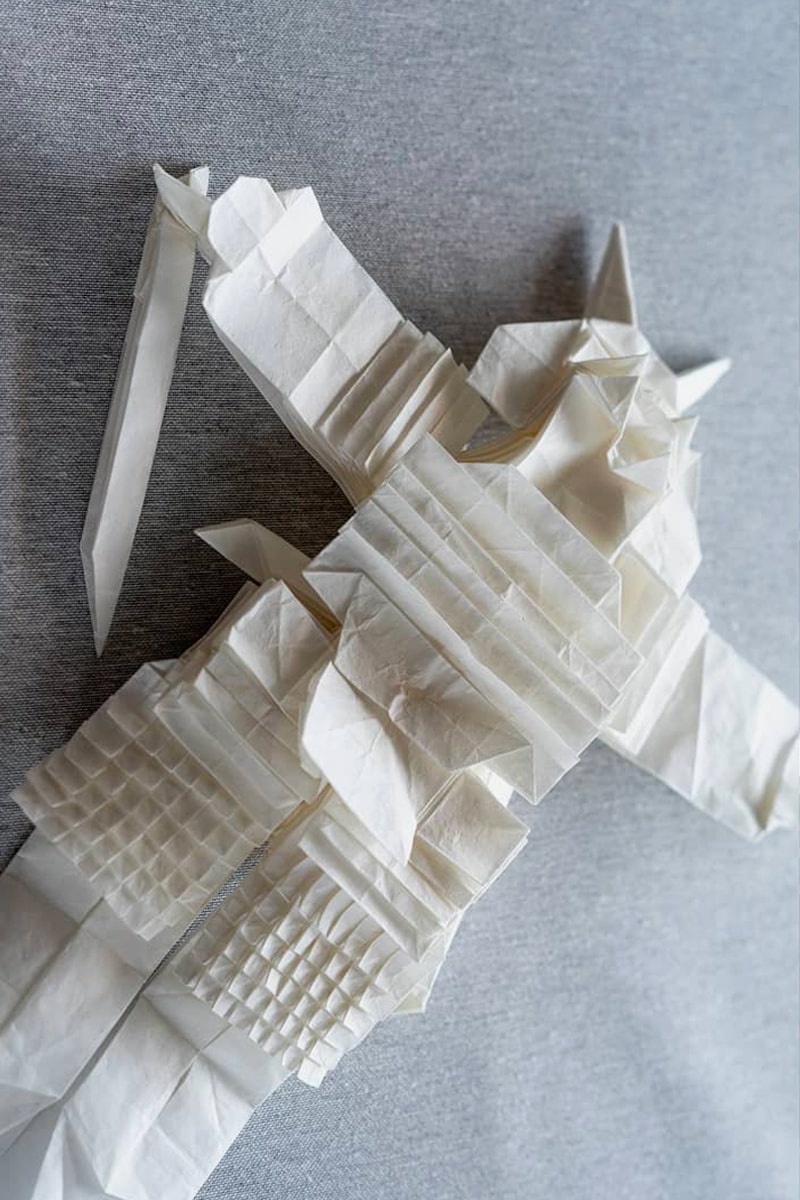 芬蘭藝術家僅使用「一張紙」折出極具細節之日本武士