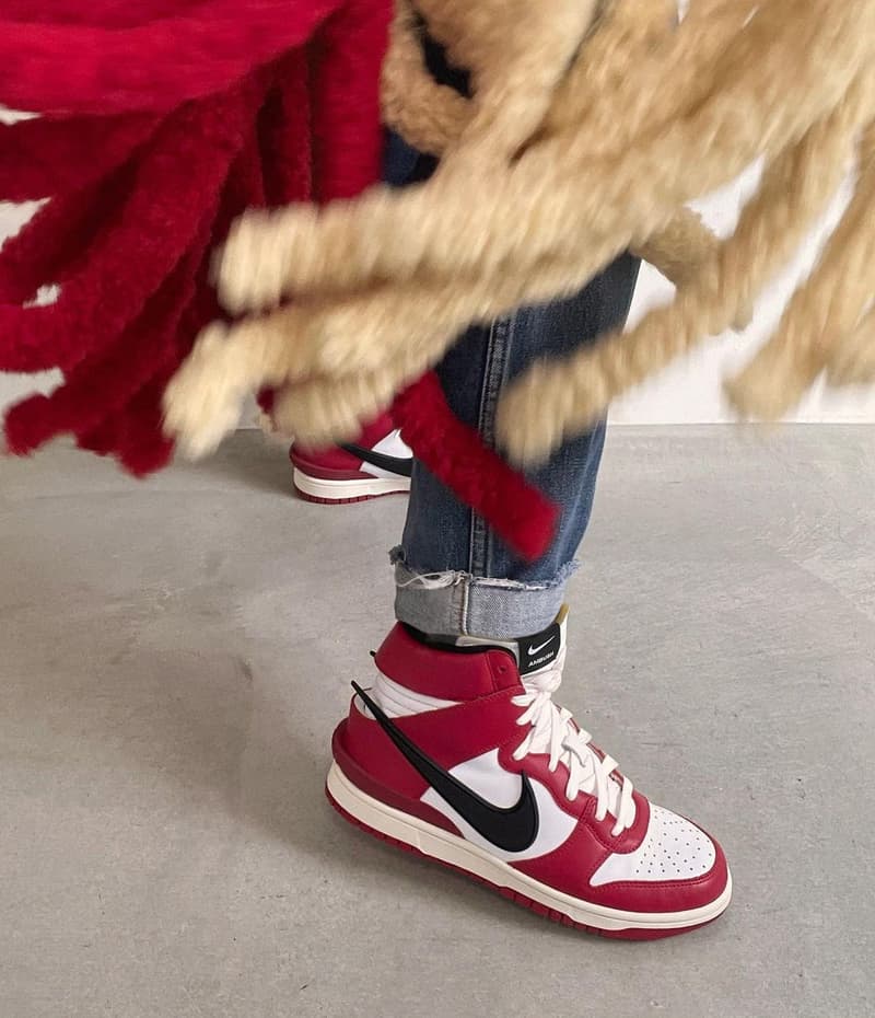 Yoon Ahn 親自著用 AMBUSH x Nike Dunk High 全新黑紅配色「Chicago」