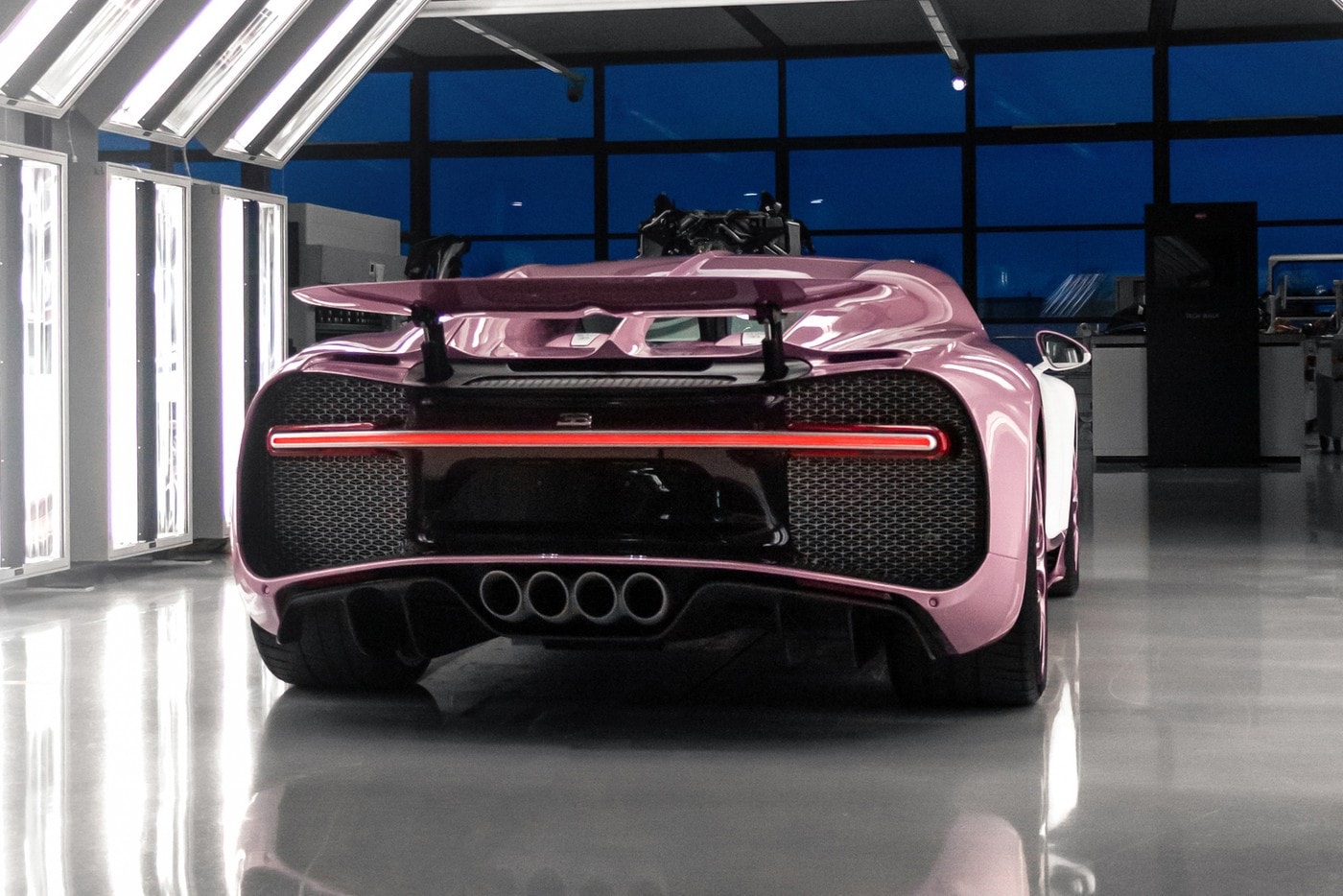 Bugatti 揭示全新情人節專屬 Chiron Sport 定製車款
