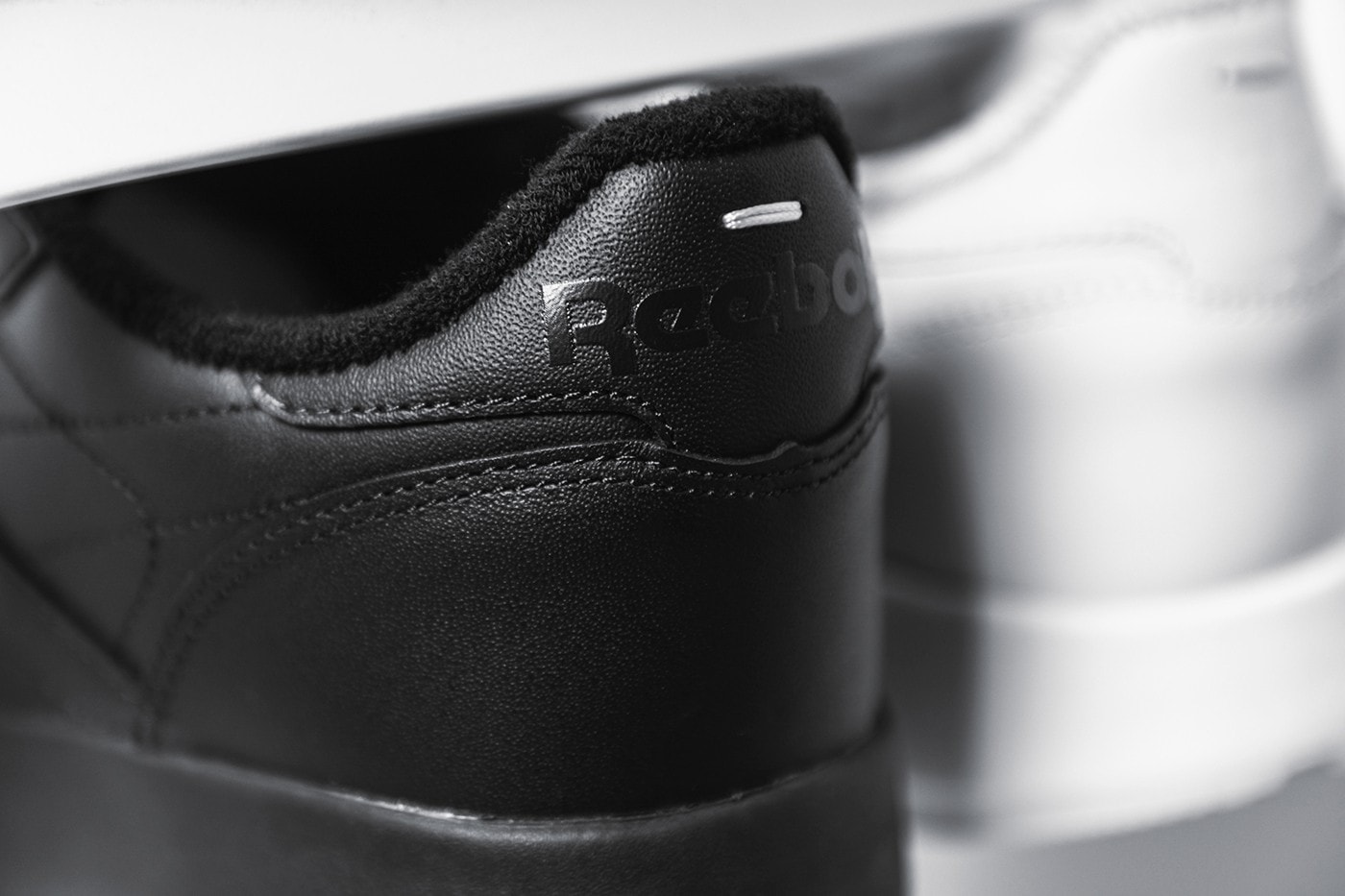 獨家近賞 Maison Margiela x Reebok 最新聯名鞋款 Classic Leather Tabi