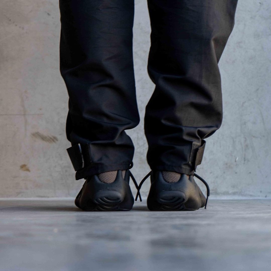 adidas 前衛鞋款 YEEZY 450 最新配色「DARK SLATE」率先登場
