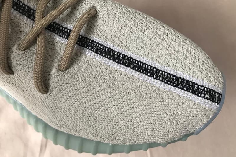 adidas YEEZY BOOST 350 V2 最新配色「Bone/Blue」鞋款率先曝光