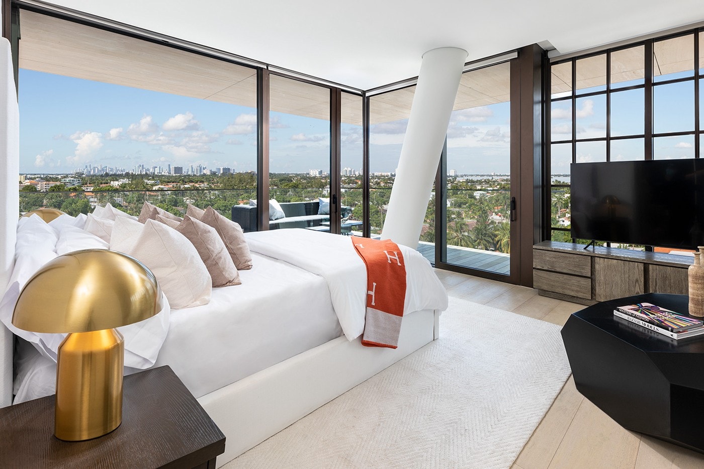Arte Surfside 出售設有 360 度私人陽台「Villa Nove」頂層公寓