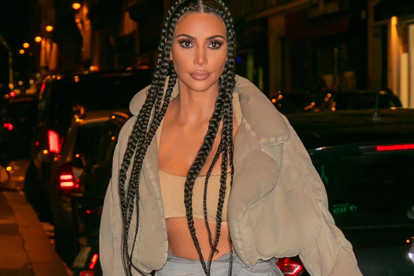Kim Kardashian 率先著用 adidas YEEZY 450 Slides 黃色版本
