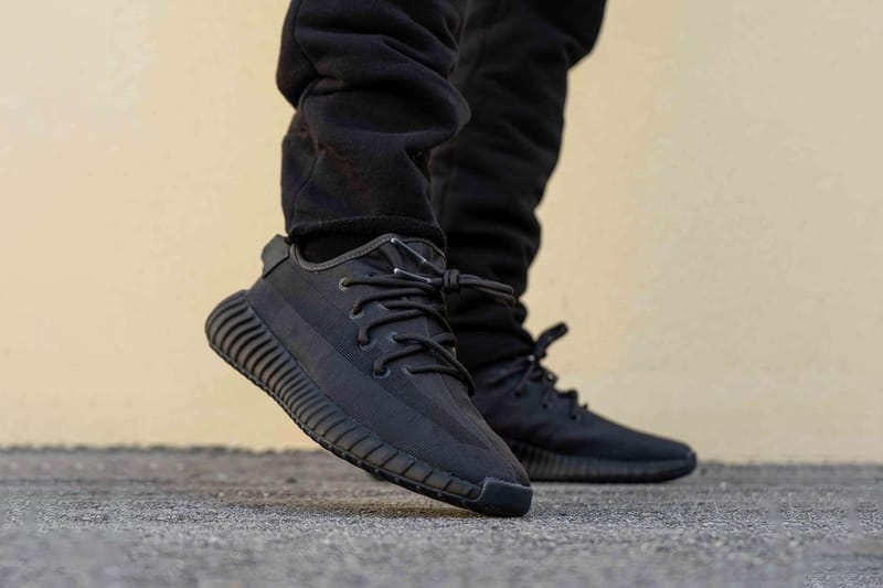 率先預覽 YEEZY BOOST 350 V2 最新配色「Mono Black」上腳圖輯